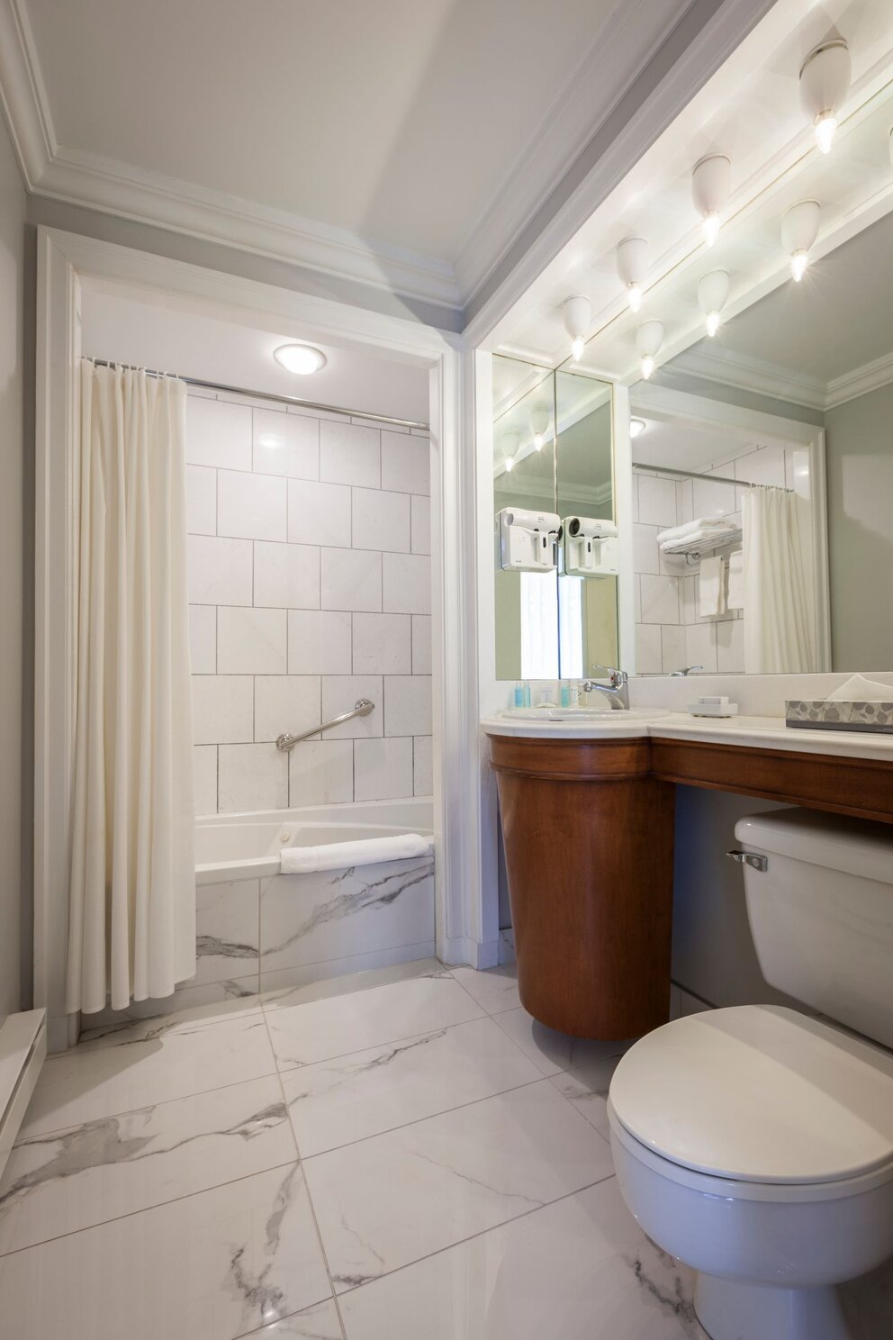 Château Versailles - Salle de Bain avec Bain et Douche